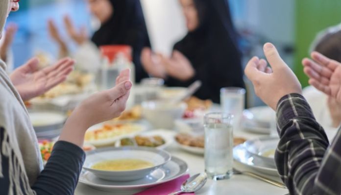 Ilustrasi seorang tengah berbuka puasa qada Ramadan (Foto: dotchock)