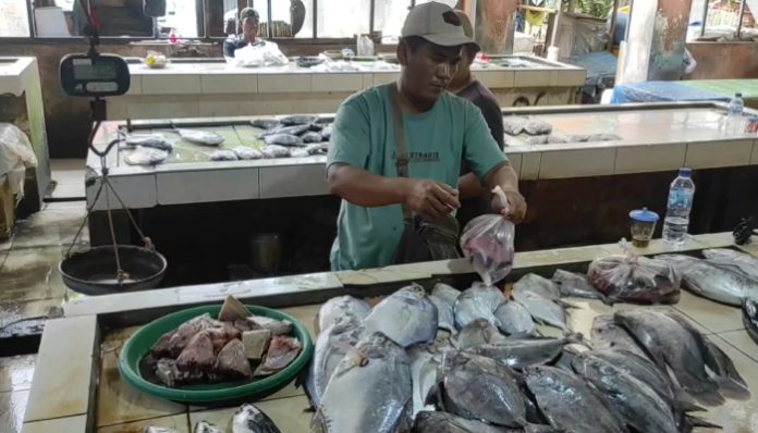 Pedagang ikan di Pasar Baru Kranggot