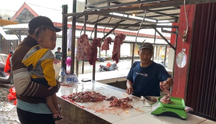 Penjual daging sapi di Pasar Ciruas