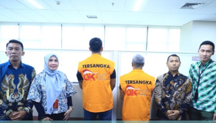 Penyerahan tersangka AAG dan APP beserta barang bukti perkara tindak pidana sektor jasa keuangan kepada Kejaksaan Negeri Jakarta Selatan oleh OJK.