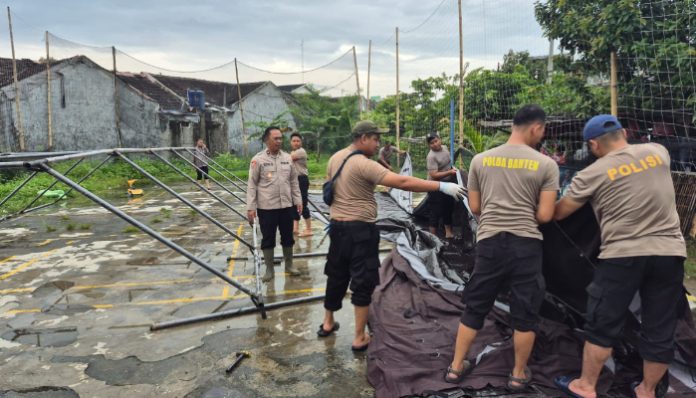 Banjir Rendam Perumahan di Kibin, Polres Serang Dirikan Dapur Umum. (Foto: Bantentv.com)