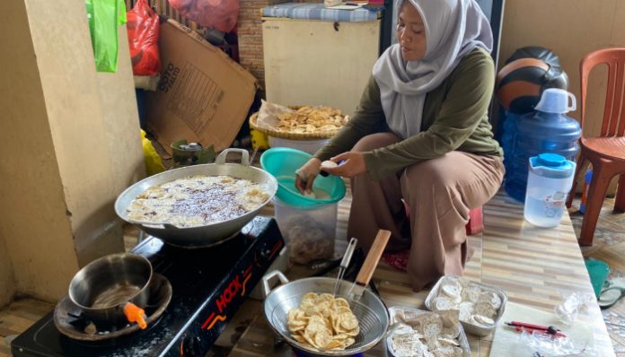 Proses pembuatan keripik tempe aci di Desa Waringinkurung