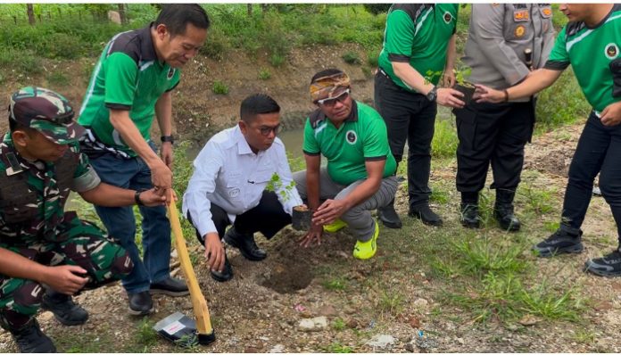 Gubenur Banten, Andra Soni tanam pohon di bantaran kali Cibanten