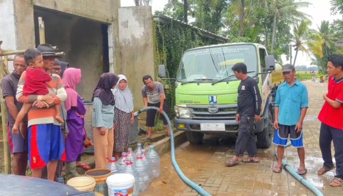 Puluhan warga membawa jeriken dan wadah plastik untuk mengantre bantuan air bersih yang disalurkan DPRD Kabupaten Pandeglang