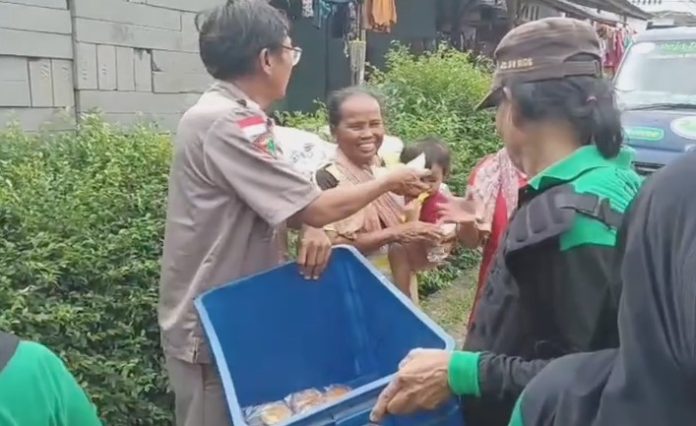 RAPI menyalurkan bantuan sosial untuk korban banjir Pamarayan (Bantentv.com/ Imron)
