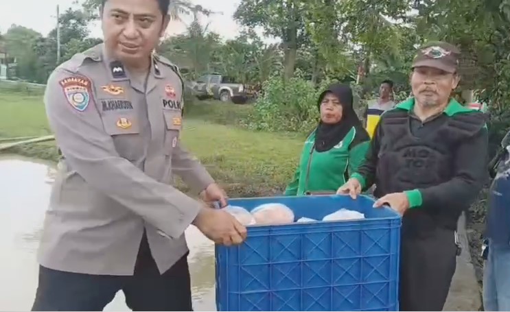 RAPI menyalurkan bantuan sosial untuk korban banjir Pamarayan (Bantentv.com/ Imron)