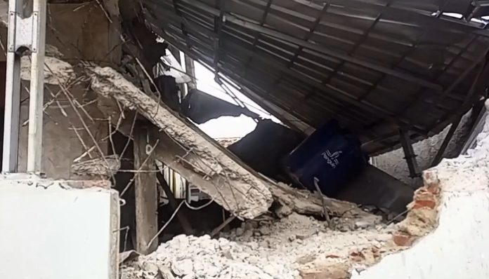 Reruntuhan masjid yang menimpa warga yang gotong royong di Gunung Sari Serang