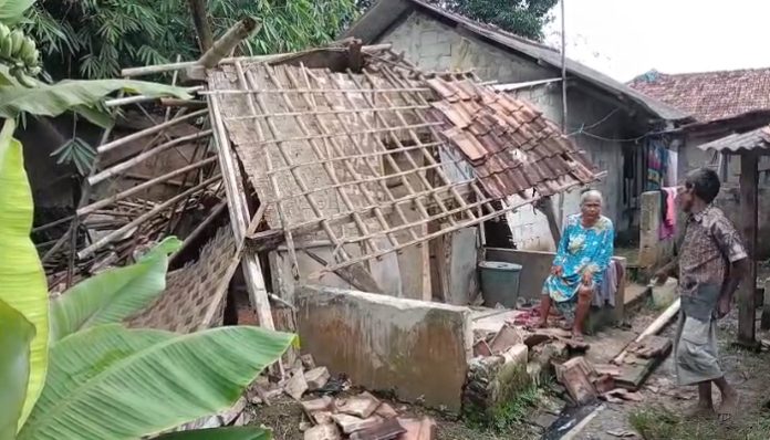 Tinggal Seorang Diri, Rumah Lapuk Nenek Kulsum Ambruk. (Foto: Bantentv.com)