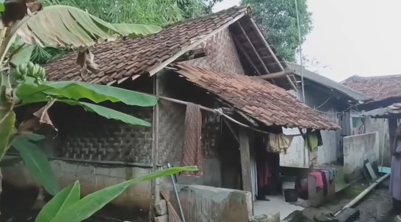 Rumah nenek Kulsum warga Kampung Buah, Desa Mander, Kecamatan Bandung, Kabupaten Serang sebelum ambruk. (Foto: Bantentv.com) 