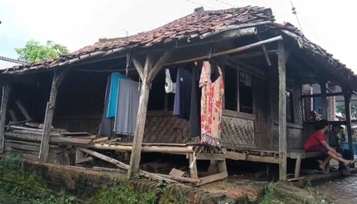 Kisah Atih Tinggal di Rumah Panggung Keropos. (Foto: Bantentv.com)