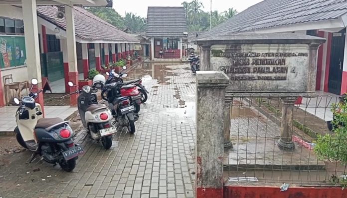 SDN Pagelaran 4 terpaksa menghentikan aktivitas belajar tatap muka akibat banjir.