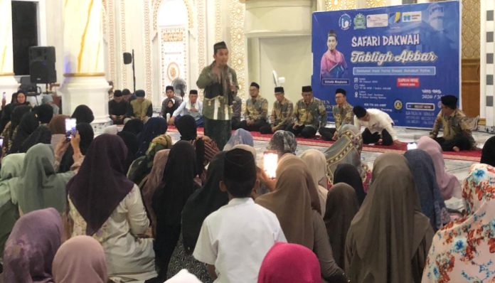 Safari Dakwah Tabligh Akbar bersama Ustaz Maulana yang digelar Sekolah Islam Al Azhar Serang, di Masjid Jami’ Syubban, Kota Serang. (Foto: Bantentv.com)