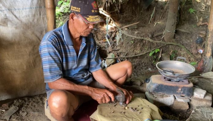 Sarudin Perajin Emping di Desa Dahu