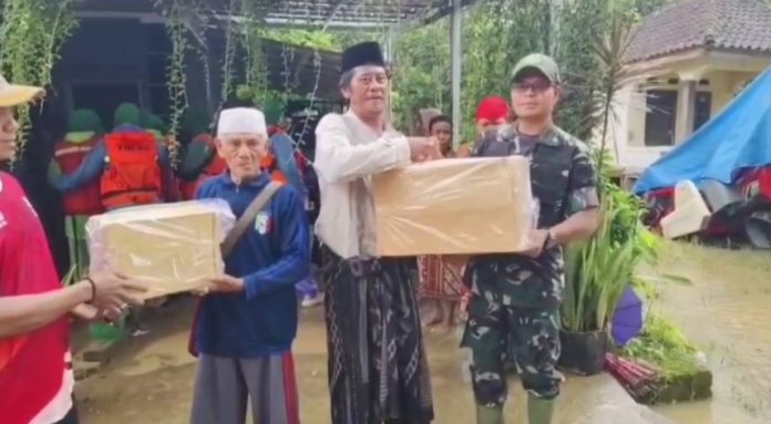 Dandim Pandeglang menyalurkan bantuan sembako dan layanan pengobatan gratis (Bantentv.com/ Rangga)