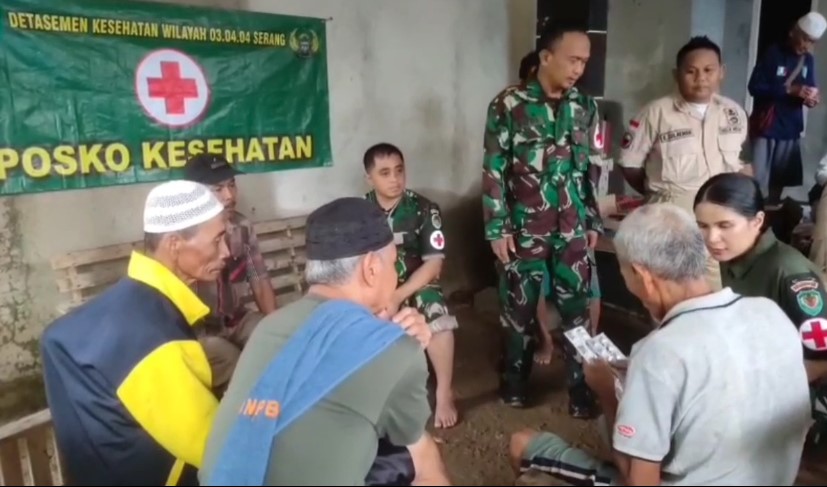 Dandim Pandeglang menyalurkan bantuan sembako dan layanan pengobatan gratis (Bantentv.com/ Rangga)