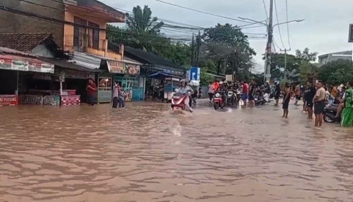 Tanggul Jebol, Enam RW di Cibeber Cilegon Dikepung Banjir