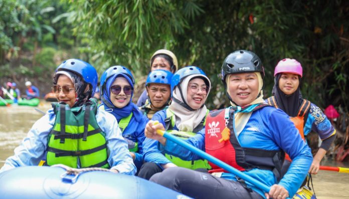 Tinawati Jajal Wisata Air Kali Cibanten, Dorong Edukasi dan Ekonomi Lokal. (Foto: Adpim Banten)