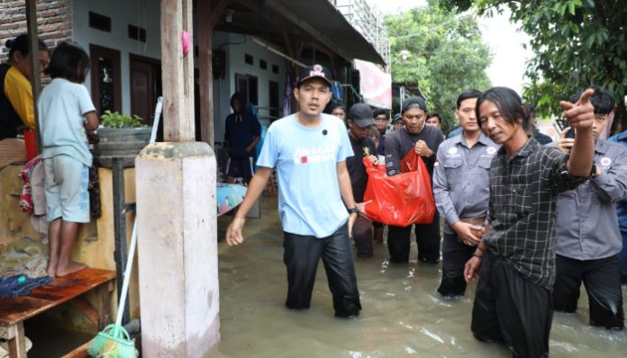 Wakil Wali Kota Serang, Nur Agis Aulia, saat meninjau banjir di Kampung Kroya, Kelurahan Banten, Kecamatan Kasemen, Kota Serang. (Foto: Bantentv.com)