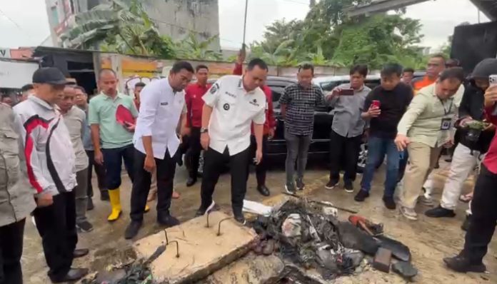 Wali Kota Serang Budi Rustandi didampingi Kepala DPUPR Provinsi Banten Arlan marzan, saat meninjau saluran air di kelurahan Kagungan, Kota Serang. (Foto: Bantentv.com)