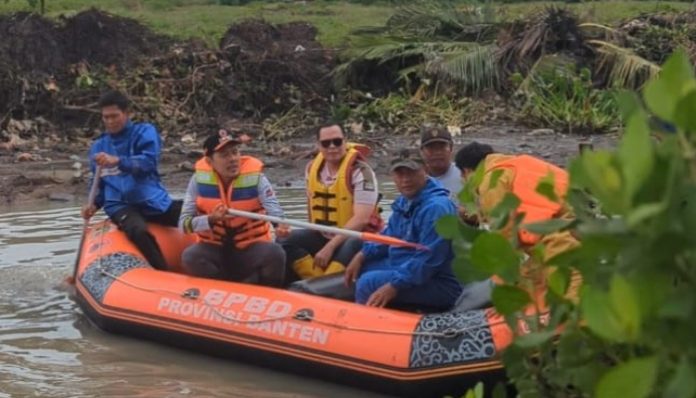 Wali Kota Serang Budi Rustandi meninjau kondisi saluran air di sungai Kroya Kasemen