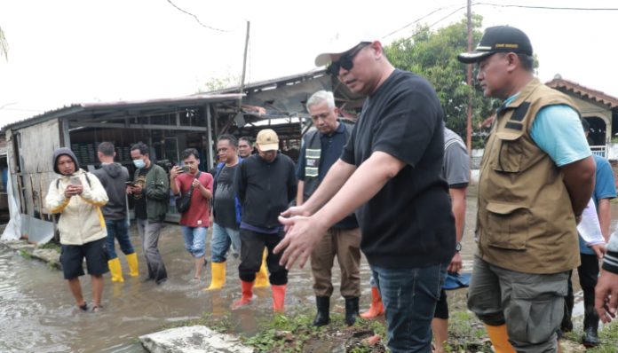 Budi Rustandi Soroti Penyempitan Sungai, Penyebab Utama Banjir di Banten Lama. (Foto: Bantentv.com)