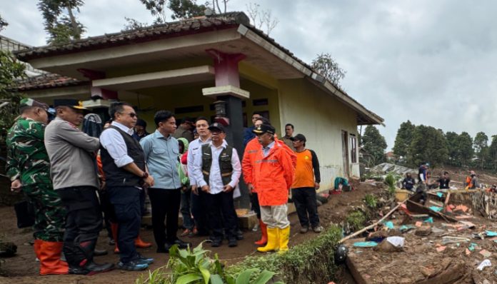 Wakil Presiden (Wapres) Gibran Rakabuming meninjau langsung lokasi bencana banjir bandang dan tanah longsor di Desa Pasirlangu, Kecamatan Cisarua, Kabupaten Bandung Barat. (Foto: Dok. BPMI Setpres)