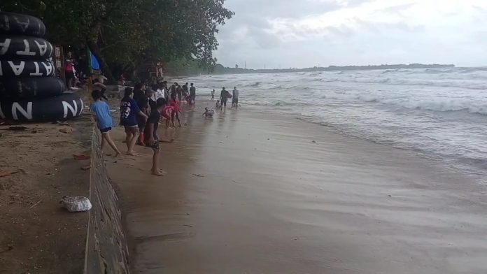 Sejumlah wisatawan tengah menikmati liburan di kawasan pantai Carita, meski dilanda cuaca buruk (Bantentv.com/ Rangga)
