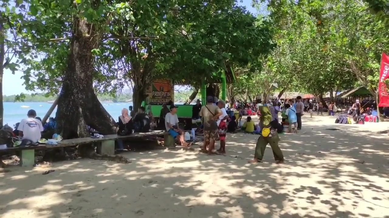 Sejumlah wisatawan tengah menikmati liburan di kawasan pantai Carita, meski dilanda cuaca buruk (Bantentv.com/ Rangga)