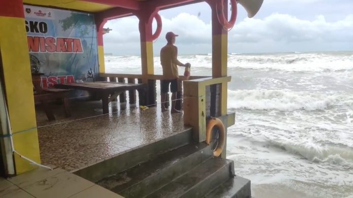 Sejumlah petugas Balawista tengah melakukan pemantauan kondisi gelombang diPantai Carita (Bantentv.com/ Rangga)