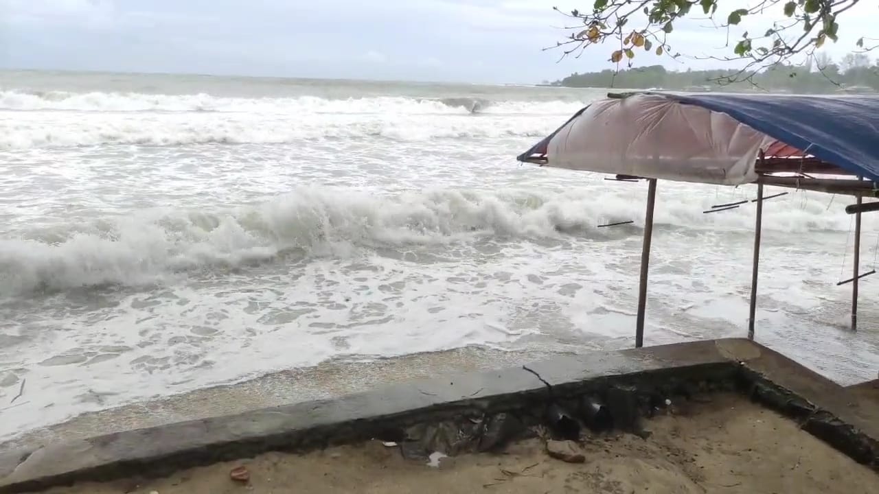 Gelombang tinggi di bibir Pantai Carita (Bantentv.com/ Rangga)