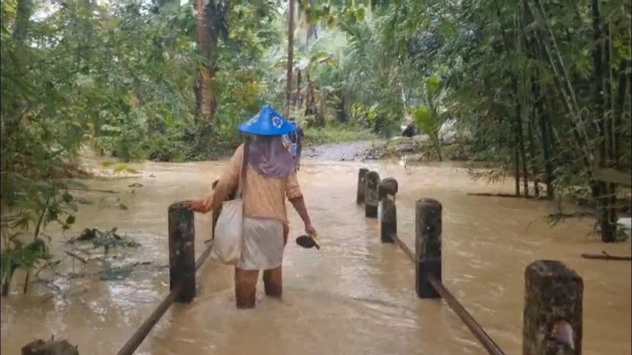 Akses Jalan dan Jembatan Penghubung Pandeglang Lebak Terputus (Bantentv.com/ Rangga)