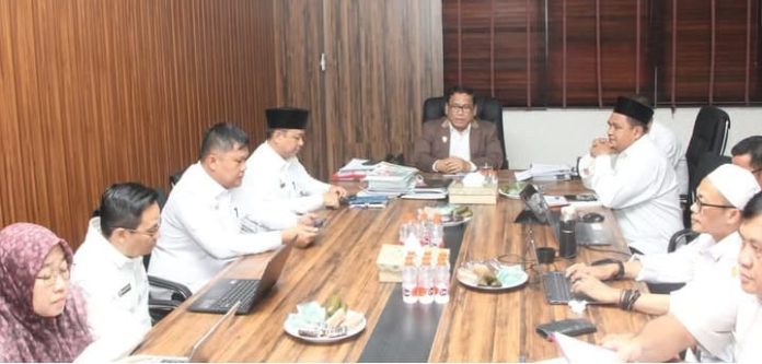 Wakil Bupati Lebak, Amir Hamzah, memimpin Rapat Koordinasi (Rakor) Bidang Kesehatan yang digelar di Ruang Kerja Wakil Bupati Lebak pada Rabu, 14 Januari 2026 (Bantentv.com/ Nano)