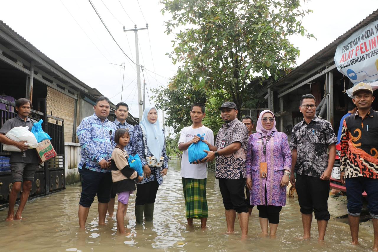 Simbolis serahkan bantuan ke korban banjir oleh ASN Pemkab Serang (Bantentv.com/ Riki)