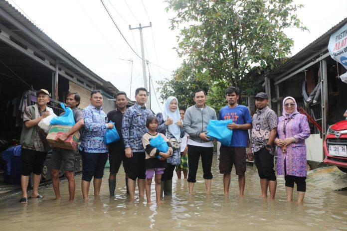 Simbolis serahkan bantuan ke korban banjir oleh ASN Pemkab Serang (Bantentv.com/ Riki)