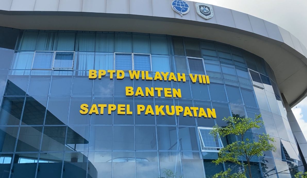 Aktivitas angkutan bus di SATPEL TTA Pakupatan terpantau berjalan normal dan lancar pada Jumat, 16 Januari 2026 (Bantentv.com/ Imron)