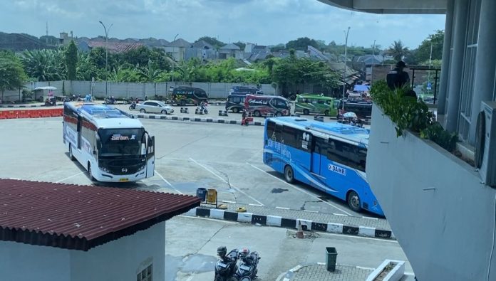 Aktivitas angkutan bus di SATPEL TTA Pakupatan terpantau berjalan normal dan lancar pada Jumat, 16 Januari 2026 (Bantentv.com/ Imron)