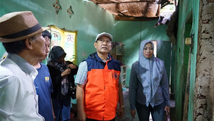 Wakil Bupati Serang Muhammad Najib Hamas turun langsung meninjau rumah warga yang masuk kategori rumah tidak layak huni (RTLH) di Kampung Sindangsari, Kecamatan Petir. (Foto: Istimewa)