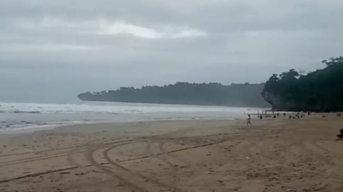 Dua wisatawan terseret ombak di Pantai Sawarna, satu masih dalam pencarian (Bantentv.com/ Nano)