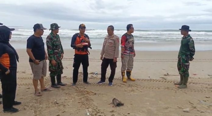 Korban tenggelam di Pantai Goa Langir masih dalam pencarian (Bantentv.com/ Nano)