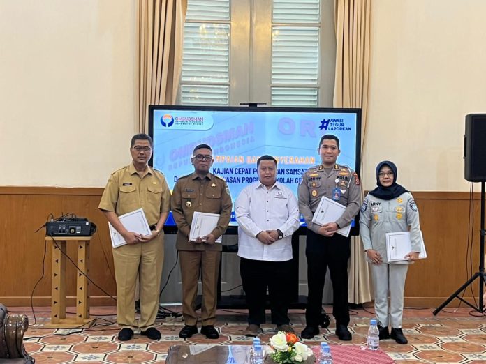 Ombudsman Banten menyerahkan hasil kajian Pelayanan Samsat dan PSG kepada Gubernur (Bantentv.com/ Hendra)