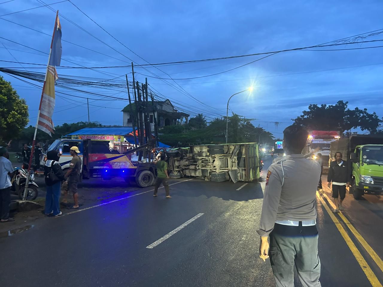 Tabrakan Mobil Baleno dengan Truk di Jalan Serang–Cilegon (Bantentv.com/ Ali)