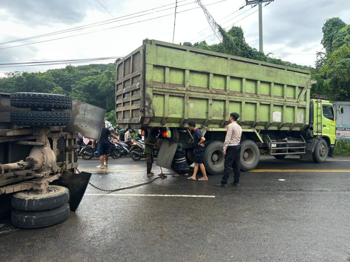 Tabrakan Mobil Baleno dengan Truk di Jalan Serang–Cilegon (Bantentv.com/ Ali)