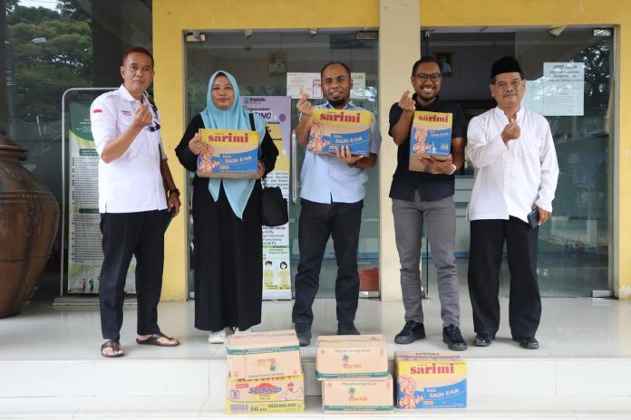 Kepala Diskominfo Kabupaten Serang serahkan bantuan untuk korban banjir (Bantentv.com/ Riki)