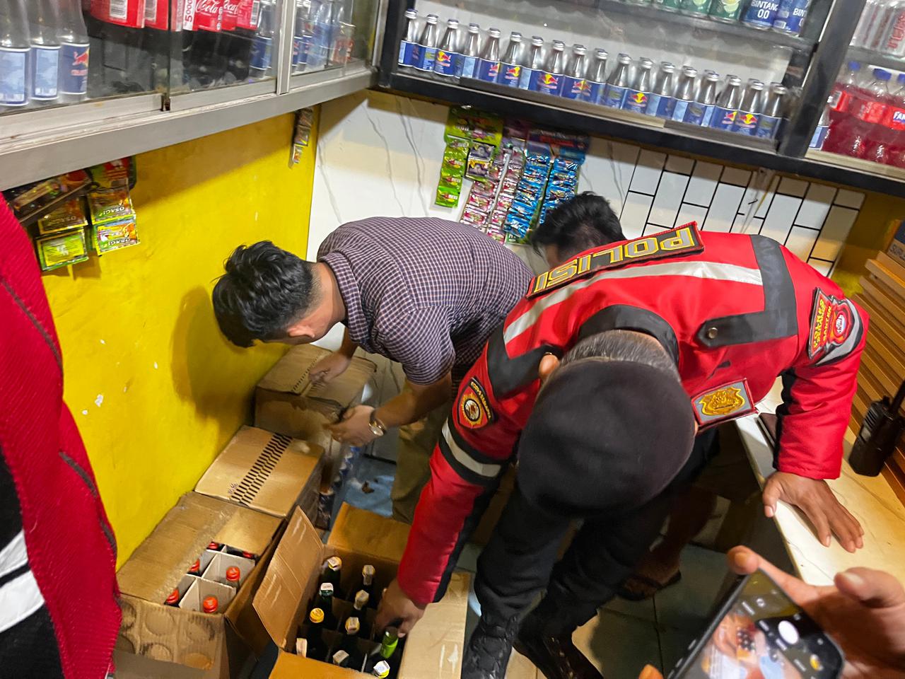 Polres Serang menyita ratusan botol miras pada Operasi Pekat Maung 2026 (Bantentv.com/ Imron)