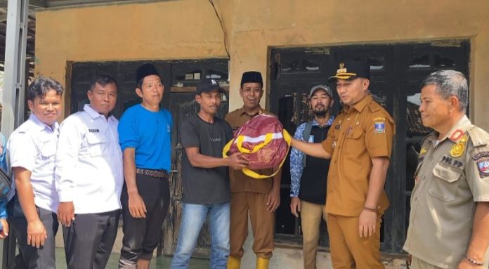 Simbolis pemberian bantuan kepada warga yang terdampak di kampung Kedokan Porang desa Pamanuk (Bantentv.com/ Riki)
