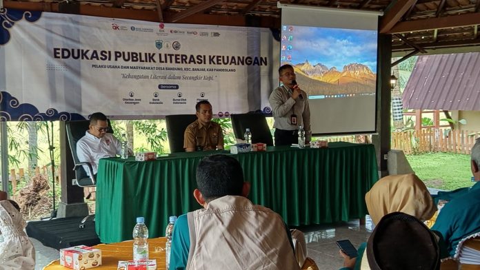 Warga Desa Bandung, Kecamatan Banjar saat diberikan pembekalan literasi keuangan (Bantentv.com/ Rangga)