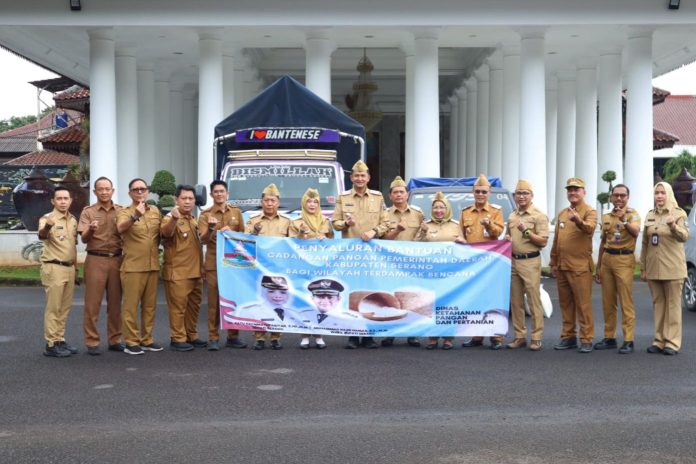 Penyerahan bantuan pangan untuk tiga kecamatan di Pendopo Bupati Serang (Bantentv.com/ Riki)