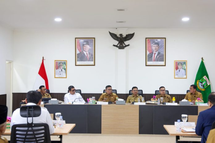 Gubernur Banten Andra Soni memimpin Rapat Koordinasi Penanganan Banjir (Bantentv.com/ Hendra)