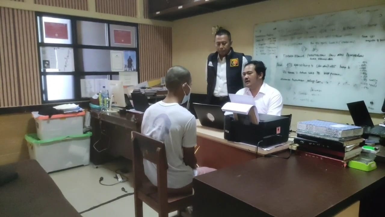 YS pelaku pencabulan disabilitas saat diperiksa di Mapolres Pandeglang (Bantentv.com/ Rangga)