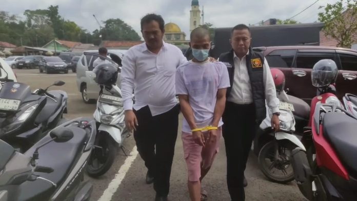 YS pelaku pencabulan disabilitas saat digiring ke Mapolres Pandeglang (Bantentv.com/ Rangga)